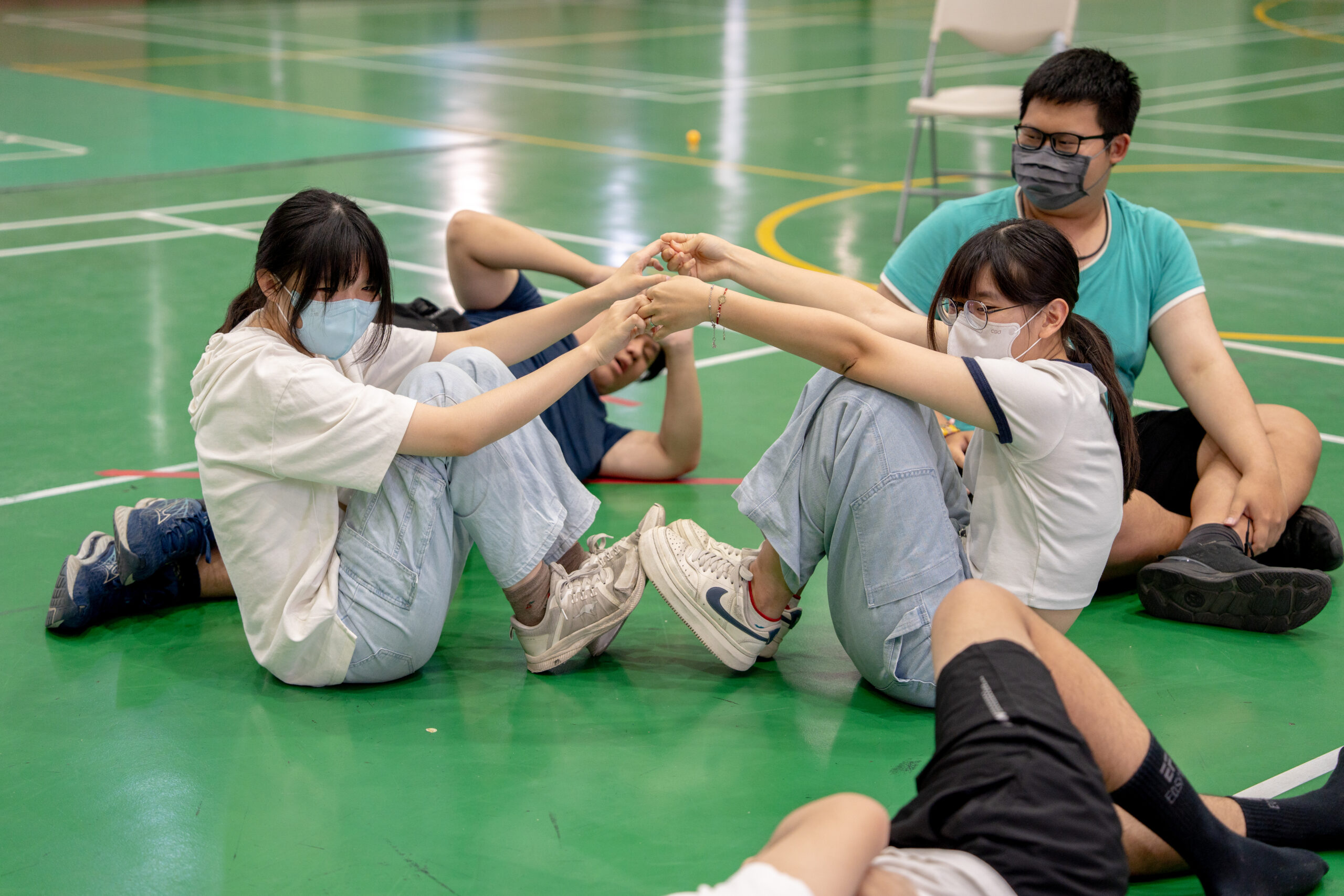 不掉進漁網裡　小鐵人用瑜珈拯救「漏網之瑜」！