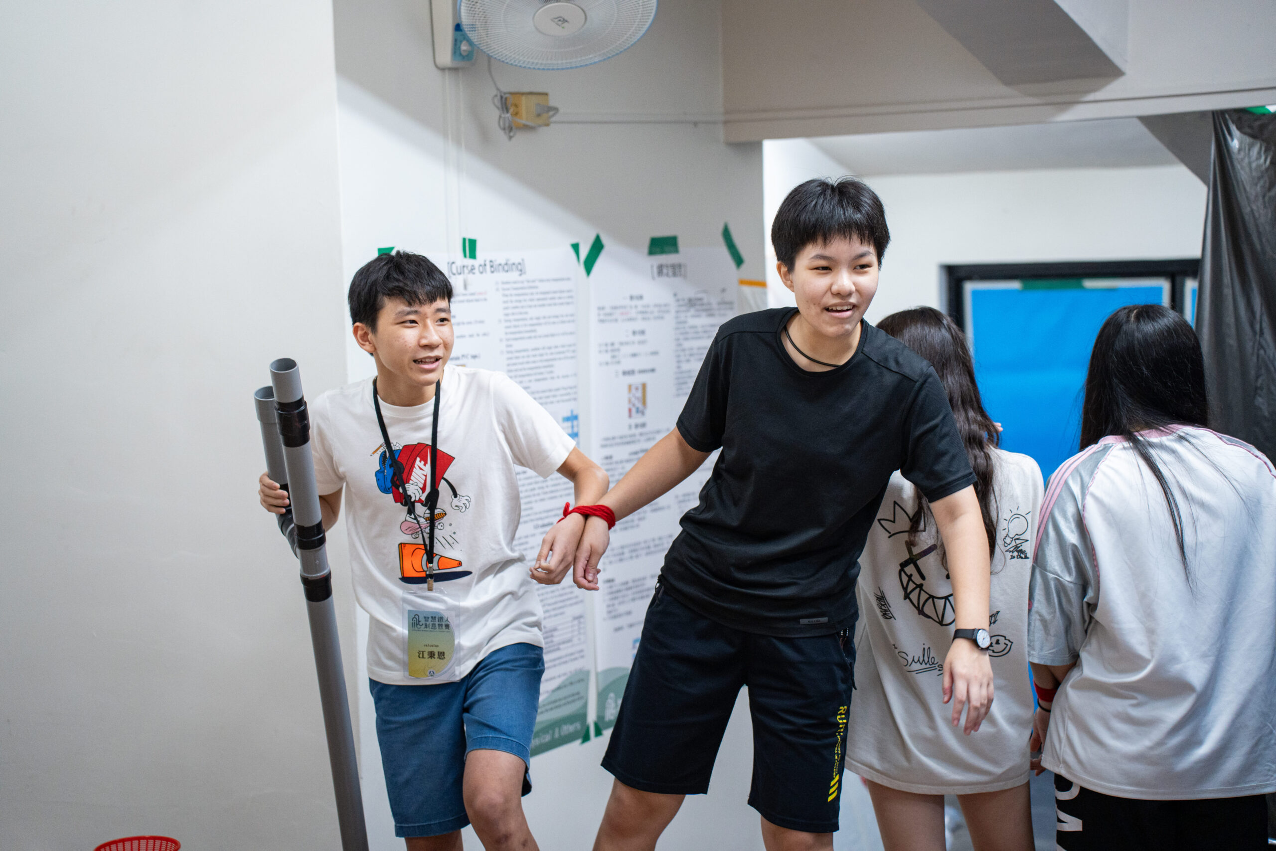 創意鐵人決賽挑戰升級！關卡「綁定詛咒」考驗小鐵人團隊智慧與默契 Creative Ironman Finals Level Up! “Bound by Curse” Challenge Puts Teamwork and Ingenuity to the Test.