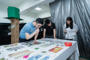 關主洪翊茗期盼透過關卡可以讓小鐵人們有不同的感官體驗,並且喚起小隊對於嗅覺與生活之間的關聯性。(攝影/曾子筠、林柏任)"Challenge master Hung Yi-Ming hopes the activity will offer Little Ironmen a unique sensory experience, while also inspiring them to explore the connection between scent and daily life.